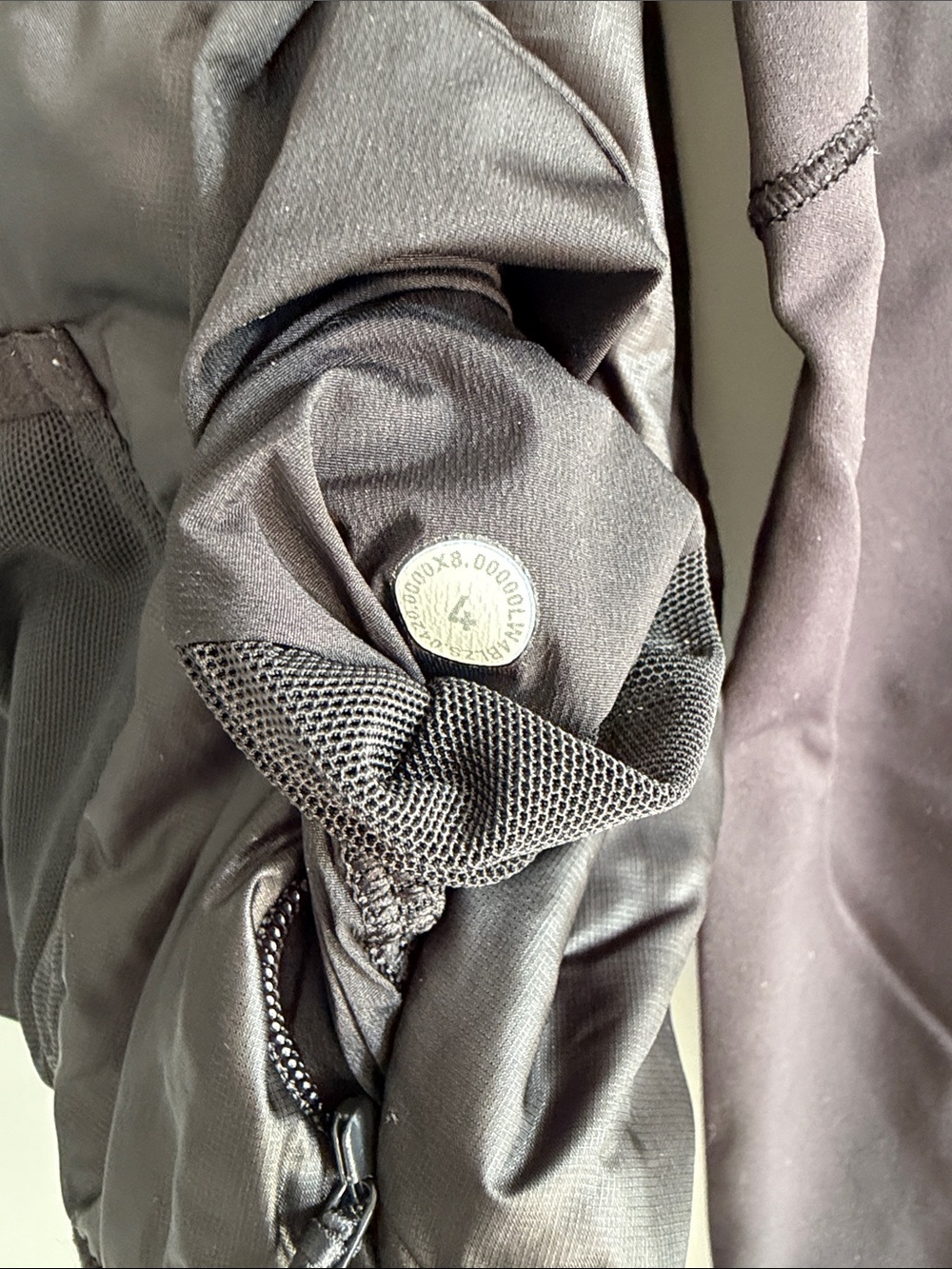 lululemon athletica Women's Black Runner’s jacket - Picture 7 of 7